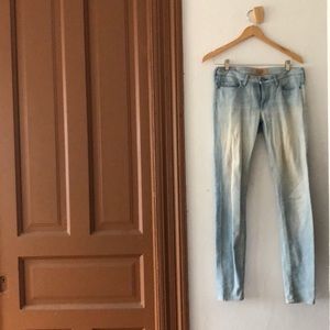 Light blue jeans (Levi’s)
